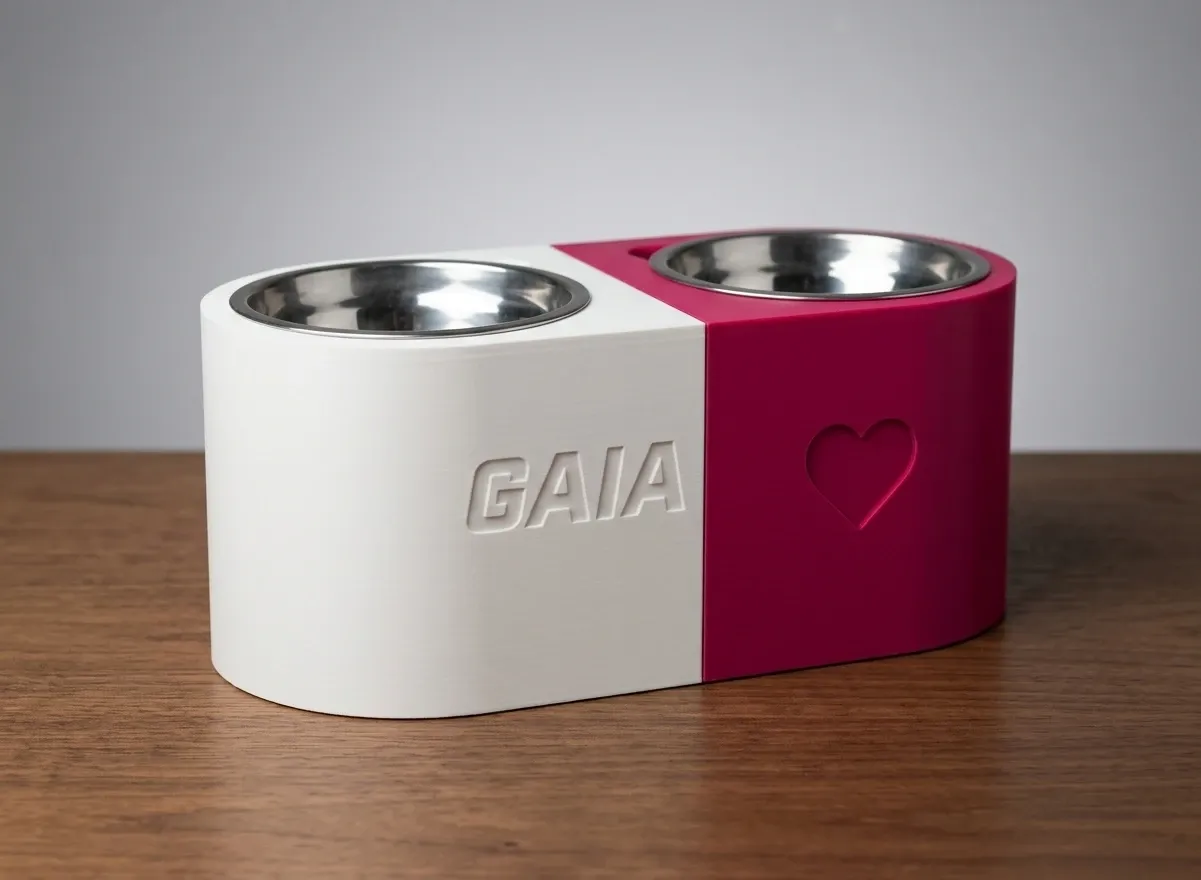 Comedero doble personalizado blanco y fucsia con el nombre y un corazón en relieve, foto de estudio